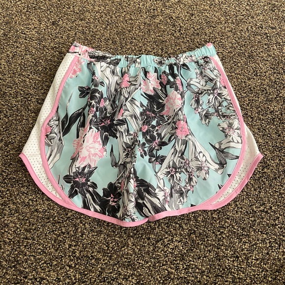 Nike Women's Floral Athletic Shorts - Pink and Black size:XS - Picture 4 of 13